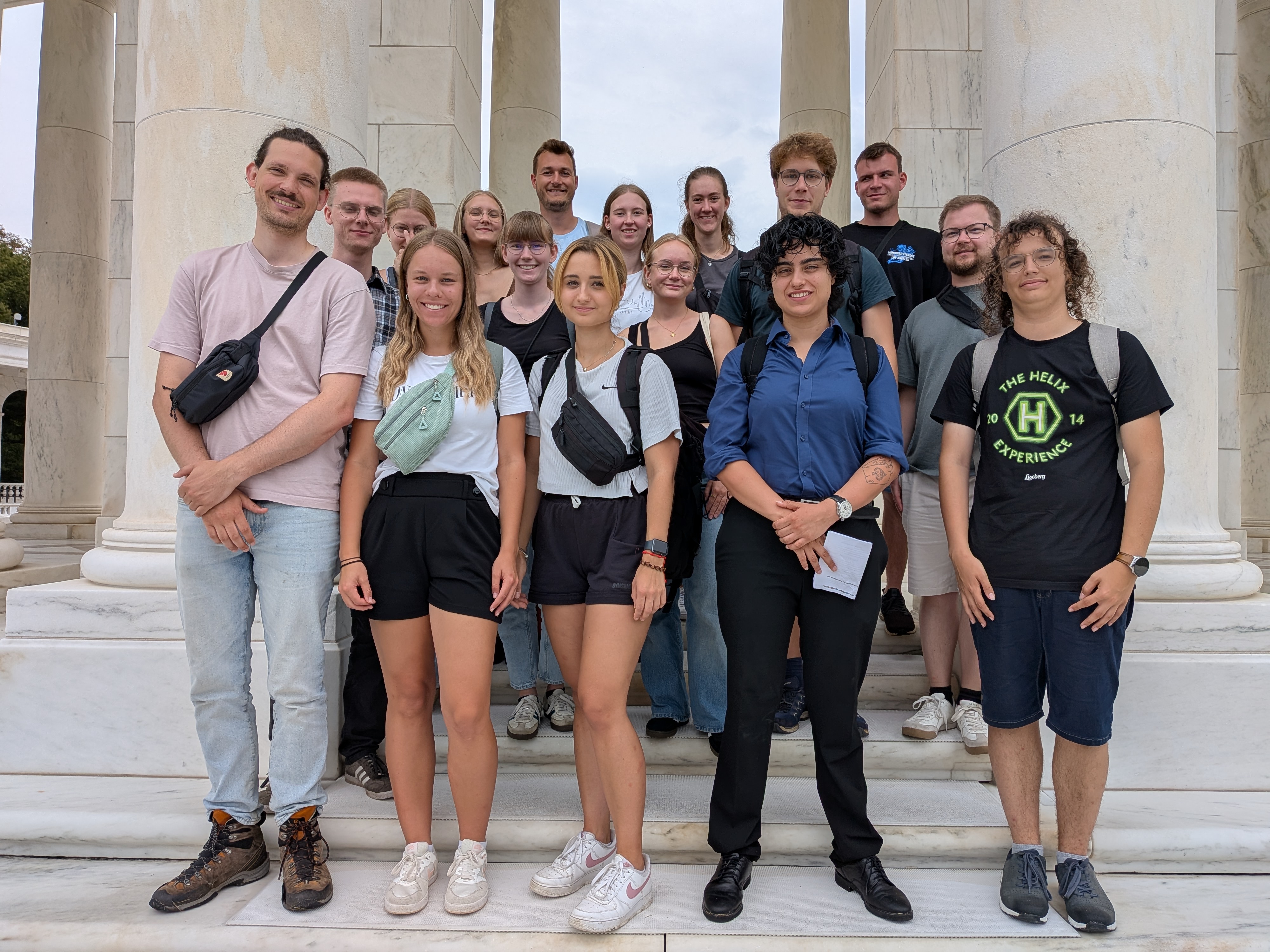 Exkursiongruppe am Tomb of the Unknown Soldier - Foto von Matthew Hannah